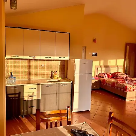 Room rental Appartement Velipojë